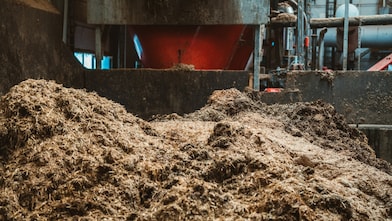 Industrial handling of different feedstock like grass, deeplitter and similar. 
