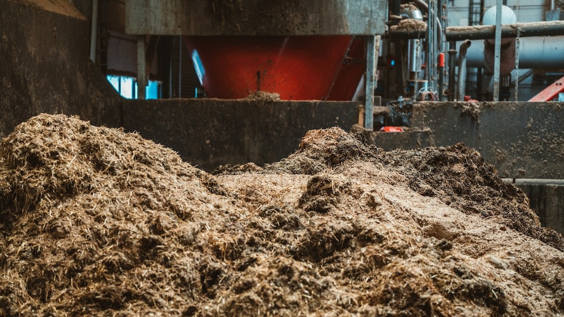 Industrial handling of different feedstock like grass, deeplitter and similar.